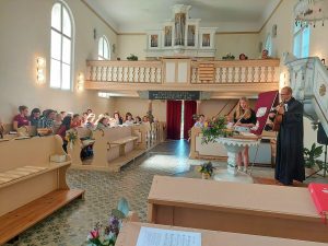 Farář David Šorm z Horní Krupé byl ve Veselí se skupinou dětí